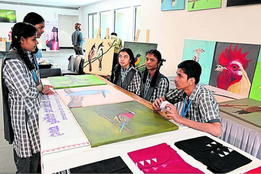 ಬಿಐಸಿ ಹಬ್ಬದಲ್ಲಿ ವಿದ್ಯಾರ್ಥಿಗಳು ಕಲಾಕೃತಿಗಳನ್ನು ಪ್ರದರ್ಶಿಸಿದರು –ಪ್ರಜಾವಾಣಿ ಚಿತ್ರ