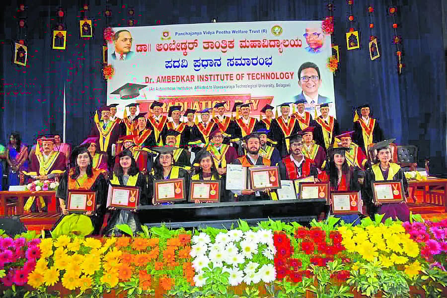 ರ್ಯಾಂಕ್ ವಿಜೇತ ವಿದ್ಯಾರ್ಥಿಗಳು ಪದಕಗಳೊಂದಿಗೆ ಸಂಭ್ರಮಿಸಿದರು. ಪ್ರಶಾಂತ್ ದೊರೆಸ್ವಾಮಿ, ಎ.ಆರ್.ಕೃಷ್ಣಮೂರ್ತಿ ಮತ್ತಿತರರು ಇದ್ದಾರೆ.