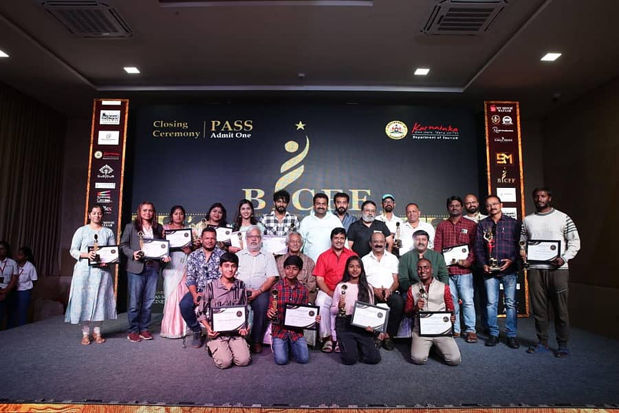 ಬೆಂಗಳೂರು ಅಂತರರಾಷ್ಟ್ರೀಯ ಮಕ್ಕಳ ಚಲನಚಿತ್ರೋತ್ಸವದಲ್ಲಿ ವಿಜೇತರೊಂದಿಗೆ ನಿರ್ದೇಶಕ ಹರಿ ಸಂತೋಷ್, ನಟ ಸುಂದರರಾಜ್, ನಿರ್ದೇಶಕರಾದ ಗಿರೀಶ್ ಕಾಸರವಳ್ಳಿ, ಎಸ್. ನಾರಾಯಣ್, ಕರ್ನಾಟಕ ಚಲನಚಿತ್ರ ವಾಣಿಜ್ಯ ಮಂಡಳಿ ಅಧ್ಯಕ್ಷ ಬಾ.ಮ. ಹರೀಶ್, ಚಿತ್ರಸಾಹಿತಿ ವಿ. ನಾಗೇಂದ್ರಪ್ರಸಾದ್ ಇದ್ದಾರೆ