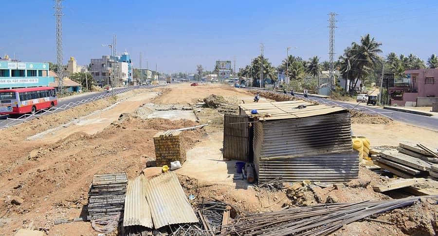 ಮಂಡ್ಯ ತಾಲ್ಲೂಕು ಇಂಡುವಾಳು ಬಳಿ ದಶಪಥ ಯೋಜನೆಯ ಸೇತುವೆ ಕಾಮಗಾರಿ ಈಗಷ್ಟೇ ಆರಂಭವಾಗಿದೆಪ್ರಜಾವಾಣಿ ಚಿತ್ರ; ಧನುಷ್‌ ಡಿ.ವಿ