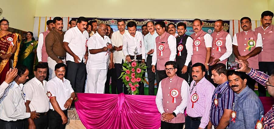 ದಾವಣಗೆರೆಯ ಕಮ್ಮವಾರಿ ಸಮುದಾಯ ಭವನದಲ್ಲಿ ಭಾನುವಾರ ನಡೆದ ಕರ್ನಾಟಕ ರಾಜ್ಯ ಪ್ರೌಢಶಾಲಾ ಸಹಶಿಕ್ಷಕ ಸಂಘದ ಸಮಾವೇಶವನ್ನು ಕರ್ನಾಟಕ ರಾಜ್ಯ ಸರ್ಕಾರಿ ನೌಕರರ ಸಂಘದ ರಾಜ್ಯಾಧ್ಯಕ್ಷ ಸಿ.ಎಸ್. ಷಡಾಕ್ಷರಿ ಉದ್ಘಾಟಿಸಿದರು.