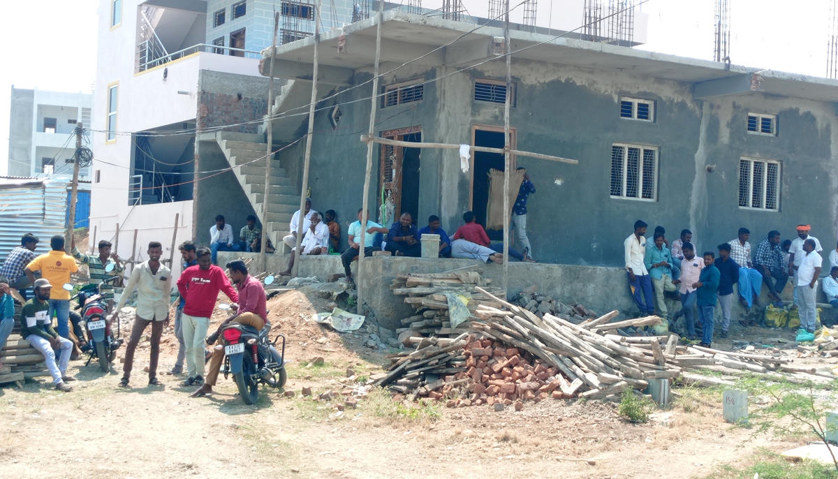 ಗುರುಮಠಕಲ್ ಪಟ್ಟಣದ ತಹಶೀಲ್ದಾರ್ ಕಚೇರಿಯ ಮತ ಎಣಿಕೆ ಕೇಂದ್ರದ ಎದುರು ಫಲಿತಾಂಸಕ್ಕಾಗಿ ಕಾದು ಕುಳಿತ ಜನರು