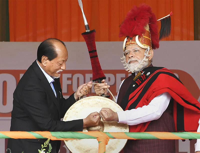 ಚುನಾವಣಾ ಪ್ರಚಾರ ಸಮಾವೇಶದಲ್ಲಿ ಪ್ರಧಾನಿ ನರೇಂದ್ರ ಮೋದಿ (ಬಲ) ಅವರೊಂದಿಗೆ ನೆಫಿಯು ರಿಯೊ. –ಪಿಟಿಐ ಚಿತ್ರ