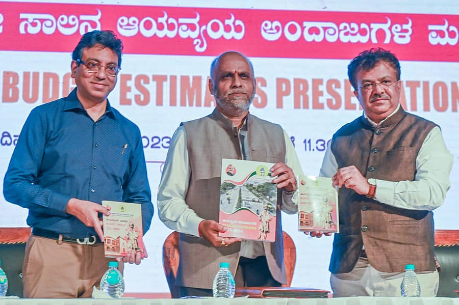 ಬಿಬಿಎಂಪಿ ಬಜೆಟ್‌ ಪುಸ್ತಕವನ್ನು ಪಾಲಿಕೆ ಆಡಳಿತಾಧಿಕಾರಿ ರಾಕೇಶ್‌ಸಿಂಗ್ ಗುರುವಾರ ಬಿಡುಗಡೆ ಮಾಡಿದರು. ಮುಖ್ಯ ಆಯುಕ್ತ ತುಷಾರ್ ಗಿರಿನಾಥ್, ಹಣಕಾಸು ವಿಭಾಗದ ವಿಶೇಷ ಆಯುಕ್ತ ಜಯರಾಂ ರಾಯಪುರ ಇದ್ದರು –ಪ್ರಜಾವಾಣಿ ಚಿತ್ರ