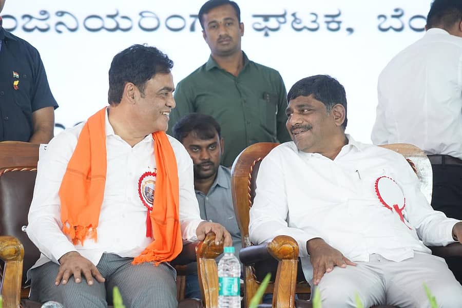 ಕಾರ್ಯಕ್ರಮದ ವೇದಿಕೆಯಲ್ಲಿ ಸಚಿವ ಅಶ್ವತ್ಥನಾರಾಯಣ ಹಾಗೂ ಸಂಸದ ಡಿ.ಕೆ. ಸುರೇಶ್ ಪರಸ್ಪರ ಮುಗುಳ್ನಗೆಯೊಂದಿಗೆ ಮಾತುಕತೆಯಲ್ಲಿ ತೊಡಗಿದ್ದ ಕ್ಷಣ