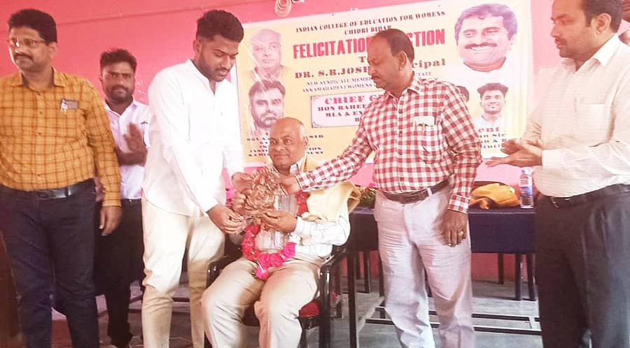 ವಿಜಯಪುರದ ಕರ್ನಾಟಕ ರಾಜ್ಯ ಮಹಿಳಾ ವಿಶ್ವವಿದ್ಯಾಲಯದ ಸಿಂಡಿಕೇಟ್ ಸದಸ್ಯರಾಗಿ ನೇಮಕಗೊಂಡ ಎಸ್.ಆರ್. ಜೋಶಿ ಅವರನ್ನು ಬೀದರ್‌ನ ಇಂಡಿಯನ್ ಕಾಲೇಜ್ ಆಫ್ ಎಜುಕೇಷನ್ ಫಾರ್ ವುಮೆನ್ಸ್‍ನಲ್ಲಿ ಸನ್ಮಾನಿಸಲಾಯಿತು