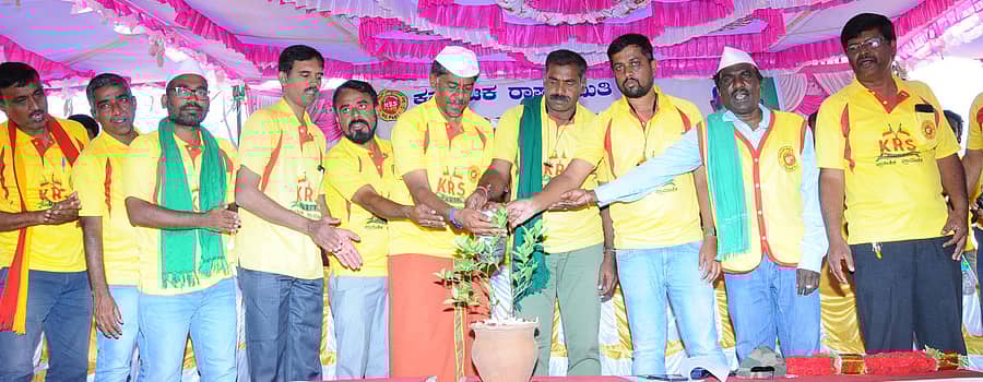 ತುಮಕೂರಿನಲ್ಲಿ ಶುಕ್ರವಾರ ಕೆಆರ್ಎಸ್ ಪಕ್ಷದಿಂದ ಹಮ್ಮಿಕೊಂಡಿದ್ದ ‘ಕರುನಾಡು ಕಟ್ಟೋಣ ಸಂಕಲ್ಪ ಯಾತ್ರೆ’ಯ ಸಮಾರೋಪ ಸಮಾರಂಭವನ್ನು ಪಕ್ಷದ ರಾಜ್ಯ ಘಟಕದ ಅಧ್ಯಕ್ಷ ರವಿಕೃಷ್ಣಾ ರೆಡ್ಡಿ ಗಿಡಕ್ಕೆ ನೀರೆರೆಯುವ ಮೂಲಕ ಉದ್ಘಾಟಿಸಿದರು