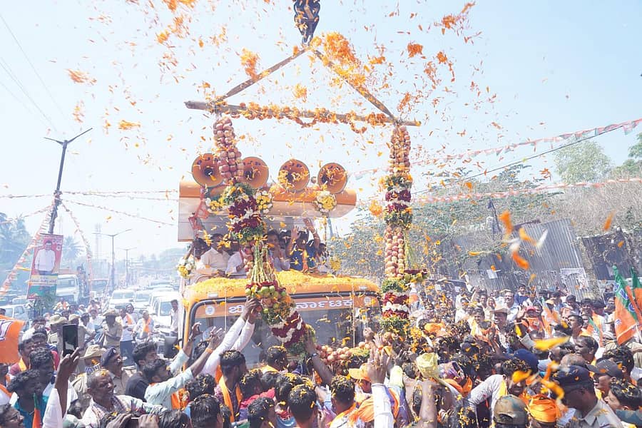 ಚನ್ನಪಟ್ಟಣ–ರಾಮನಗರದಲ್ಲಿ ಶನಿವಾರ ನಡೆದ ಬಿಜೆಪಿ ವಿಜಯ ಸಂಕಲ್ಪ ಯಾತ್ರೆಯಲ್ಲಿ ನಾಯಕರಿಗೆ ಕಾರ್ಯಕರ್ತರು ಬೃಹತ್ ಹೂವಿನ ಹಾರ ಸಮರ್ಪಿಸಿದರು