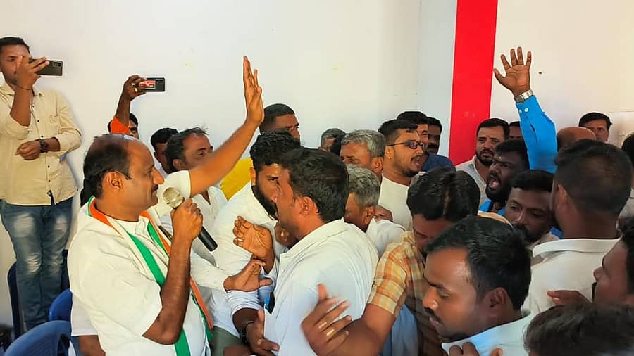 ಕಾಂಗ್ರೆಸ್ ಪ್ರಜಾಧ್ವನಿ ಯಾತ್ರೆಯ ಪೂರ್ವಭಾವಿ ಸಭೆಯಲ್ಲಿ ಕಾರ್ಯಕರ್ತರು ಗಲಾಟೆ ನಡೆಸುತ್ತಿರುವುದು