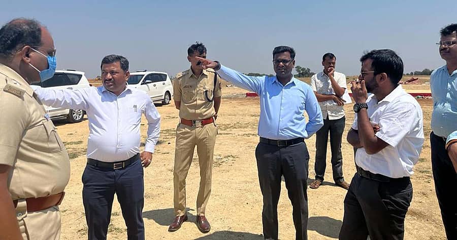ಕೇಂದ್ರ ಮತ್ತು ರಾಜ್ಯ ಸರ್ಕಾರದ ಪುರಸ್ಕೃತ ವಿವಿಧ ಯೋಜನೆಗಳ ಫಲಾನುಭವಿಗಳ ಜಿಲ್ಲಾ ಸಮ್ಮೇಳನದ ಪೂರ್ವ ಸಿದ್ಧತೆಯನ್ನು ಜಿಲ್ಲಾಧಿಕಾರಿ ರಘುನಂದನಮೂರ್ತಿ ಪರಿಶೀಲಿಸಿದರು. ಜಿಲ್ಲಾ ಪಂಚಾಯಿತಿ ಸಿಇಒ ಅಕ್ಷಯ ಶ್ರೀಧರ ಇದ್ದಾರೆ 