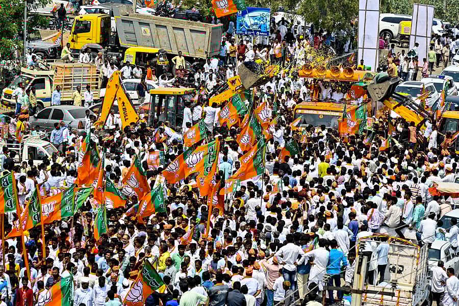 ಕಲಬುರಗಿ ಜಿಲ್ಲೆಯ ಜೇವರ್ಗಿ ಪಟ್ಟಣದಲ್ಲಿ ಸೋಮವಾರ ನಡೆದ ಬಿಜೆಪಿ ವಿಜಯ ಸಂಕಲ್ಪ ಯಾತ್ರೆಯ ಮೆರವಣಿಗೆಯಲ್ಲಿ ಪಾಲ್ಗೊಂಡಿದ್ದ ಜನರು ಪ್ರಜಾವಾಣಿ ಚಿತ್ರ/ತಾಜುದ್ದೀನ್ ಆಜಾದ್