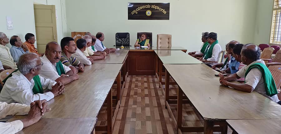 ಶೃಂಗೇರಿಯ ತಾಲ್ಲೂಕು ಕಚೇರಿಯ ಸಭಾಂಗಣದಲ್ಲಿ ಅರಣ್ಯ ಇಲಾಖೆಯಿಂದ ತೊಂದರೆಯಾಗುತ್ತೀರುವುದನ್ನು ಸರಿಮಾಡಲು ಅರಣ್ಯ ವ್ಯವಸ್ಥಾಪನ ಅಧಿಕಾರಿ ಬರದಿದ್ದರೆ ಪ್ರತಿಭಟನೆ ಮಾಡುತ್ತೇವೆ ಎಂದು ತಾಲ್ಲೂಕು ರೈತ ಸಂಘ ಮತ್ತು ತಹಶೀಲ್ದಾರ್ರವರು ಸಭೆ ನಡೆಸಿದರು