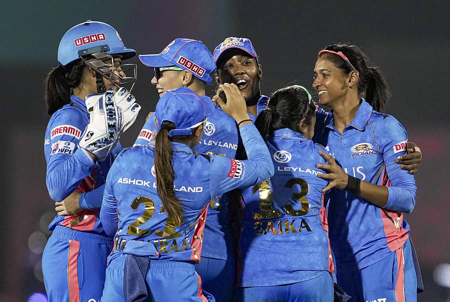 ಆರ್ಸಿಬಿ ತಂಡದ ಸ್ಮೃತಿ ಮಂದಾನ ಔಟಾದಾಗ ಮುಂಬೈ ಇಂಡಿಯನ್ಸ್ ಆಟಗಾರ್ತಿಯರು ಸಂಭ್ರಮಿಸಿದರು –ಪಿಟಿಐ ಚಿತ್ರ
