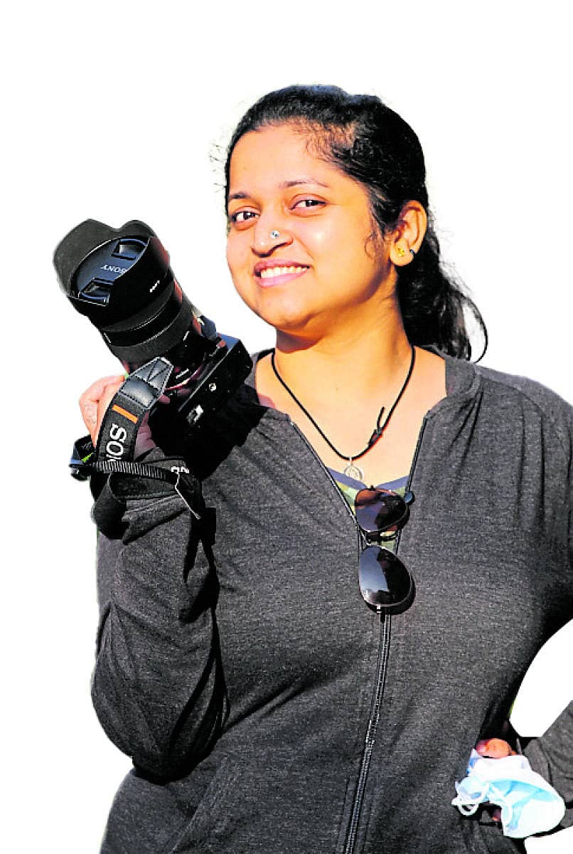 ನವ್ಯಾ ಕಡಮೆ, ಸ್ಥಿರಚಿತ್ರ ಛಾಯಾಗ್ರಾಹಕಿ