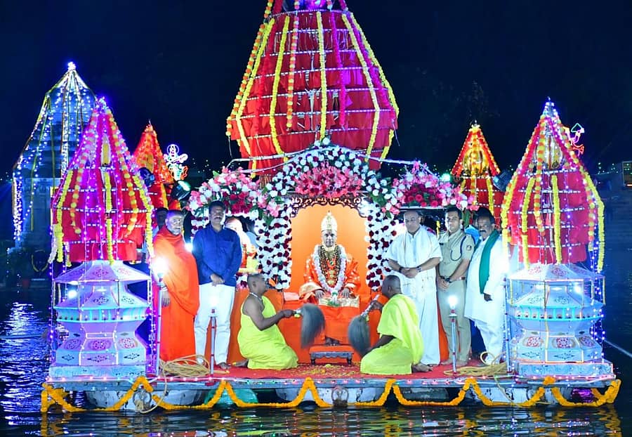 ನಾಗಮಂಗಲ ತಾಲ್ಲೂಕಿನ ಆದಿಚುಂಚನಗಿರಿಯಲ್ಲಿ ತೆಪ್ಪೋತ್ಸವ ನಡೆಯಿತು