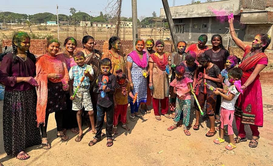 ಅಳ್ನಾವರದಲ್ಲಿ ಮಹಿಳೆಯರು, ಮಕ್ಕಳು ಬಣ್ಣ ಎರಚಿ ಹೋಳಿ ಆಚರಿಸಿದರು