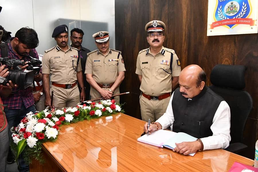 ಹೊಸ ಠಾಣೆ ಉದ್ಘಾಟಿಸಿದ ಮುಖ್ಯಮಂತ್ರಿ ಬಸವರಾಜ ಬೊಮ್ಮಾಯಿ ಅವರು ಇನ್ಸ್ಪೆಕ್ಟರ್ ಕುರ್ಚಿಯಲ್ಲಿ ಕುಳಿತು ತಮ್ಮ ಸಹಿ ದಾಖಲಿಸಿದರು