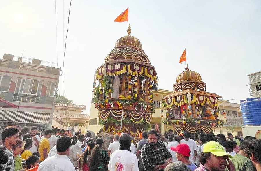 ಆನೇಕಲ್ ತಾಲ್ಲೂಕಿನ ದೊಮ್ಮಸಂದ್ರದಲ್ಲಿ ಶ್ರೀಕಾಶಿ ವಿಶ್ವನಾಥೇಶ್ವರ ಸ್ವಾಮಿ ಹಾಗೂ ಮಹಾಗಣಪತಿ ಸುಬ್ರಮಣ್ಯ ದೇವರ ರಥೋತ್ಸವ ವಿಜೃಂಭಣೆಯಿಂದ ನಡೆಯಿತು