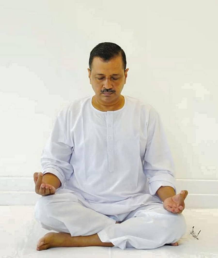 ಅರವಿಂದ ಕೇಜ್ರಿವಾಲ್ ಅವರು ಧ್ಯಾನದಲ್ಲಿ ನಿರತರಾಗಿರುವುದು –ಪಿಟಿಐ ಚಿತ್ರ