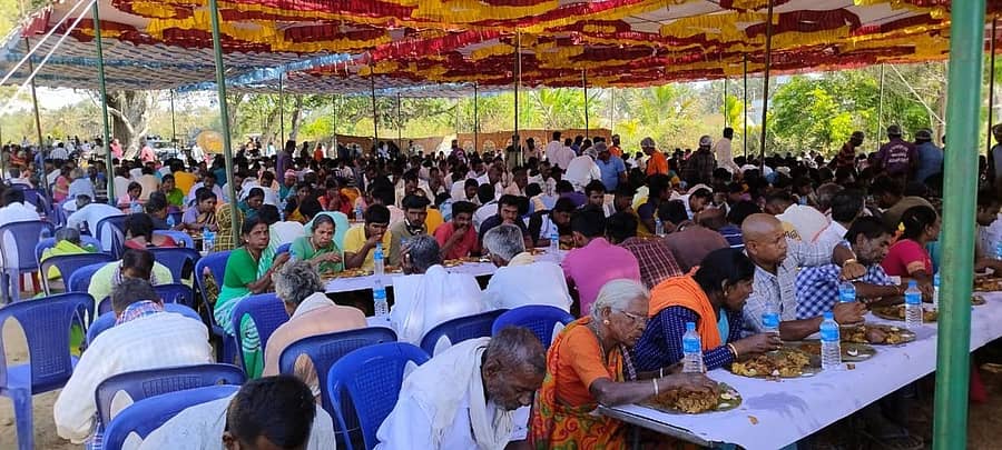 ಬೂಕನಕೆರೆಯಲ್ಲಿ ಸಚಿವ ನಾರಾಯಣಗೌಡ ಬುಧವಾರ ಆಯೋಜಿಸಿದ್ದ ಸಮಾರಂಭದಲ್ಲಿ ಜನರು ಬಾಡೂಟ ಸವಿದರು