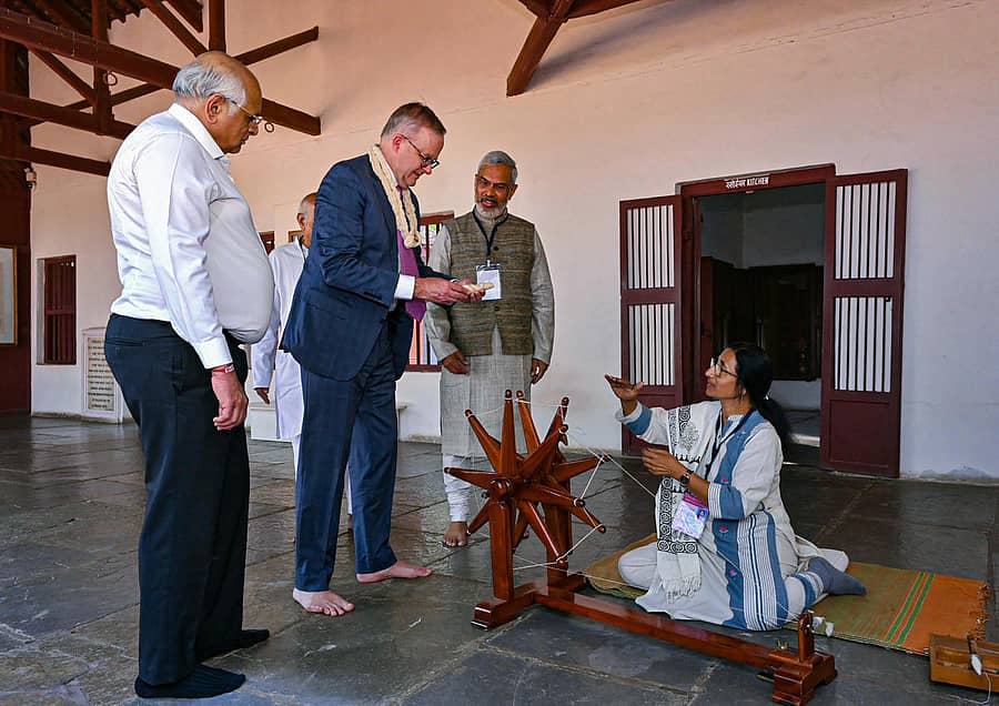 ಆಸ್ಟ್ರೇಲಿಯಾ ಪ್ರಧಾನಿ ಆ್ಯಂಟನಿ ಅಲ್ಬನೀಸ್ ಅವರು ಸಾಬರಮತಿ ಆಶ್ರಮಕ್ಕೆ ಬುಧವಾರ ಭೇಟಿ ನೀಡಿದ ಸಂದರ್ಭದಲ್ಲಿ ಆಶ್ರಮದ ಸಿಬ್ಬಂದಿ ಚರಕದಿಂದ ನೂಲು ತೆಗೆಯುವ ಪ್ರಾತ್ಯಕ್ಷಿಕೆ ಪ್ರದರ್ಶಿಸಿದರು –ಪಿಟಿಐ ಚಿತ್ರ