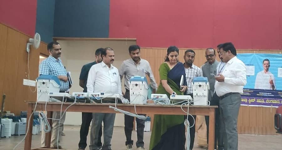 ದೇವನಹಳ್ಳಿಯ ಜಿಲ್ಲಾಡಳಿತ ಭವನದಲ್ಲಿ ನಡೆದ ಇವಿಎಂ ಹಾಗೂ ವಿವಿ ಪ್ಯಾಟ್ ಬಳಕೆ ಕುರಿತ ತರಬೇತಿ ಕಾರ್ಯಾಗಾರದಲ್ಲಿ ಅಧಿಕಾರಿಗಳು ಭಾಗವಹಿಸಿದ್ದರು