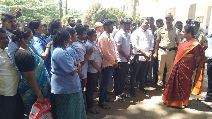 ಆರೋಗ್ಯ ಇಲಾಖೆ ಹೊರಗುತ್ತಿಗೆ ನೌಕರರ ಸಂಘದ ವತಿಯಿಂದ ಬುಧವಾರ ಹಾಸನದ ಜಿಲ್ಲಾಧಿಕಾರಿ ಎಂ.ಎಸ್. ಅರ್ಚನಾ ಅವರಿಗೆ ಮನವಿ ಸಲ್ಲಿಸಲಾಯಿತು.