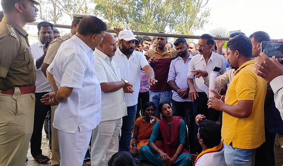 ಪ್ರತಿಭಟನಾ ಸ್ಥಳಕ್ಕೆ ಶಾಸಕ ಎಚ್.ಕೆ.ಕುಮಾರಸ್ವಾಮಿ ಭೇಟಿ ನೀಡಿ ಅಹವಾಲು ಆಲಿಸಿದರು