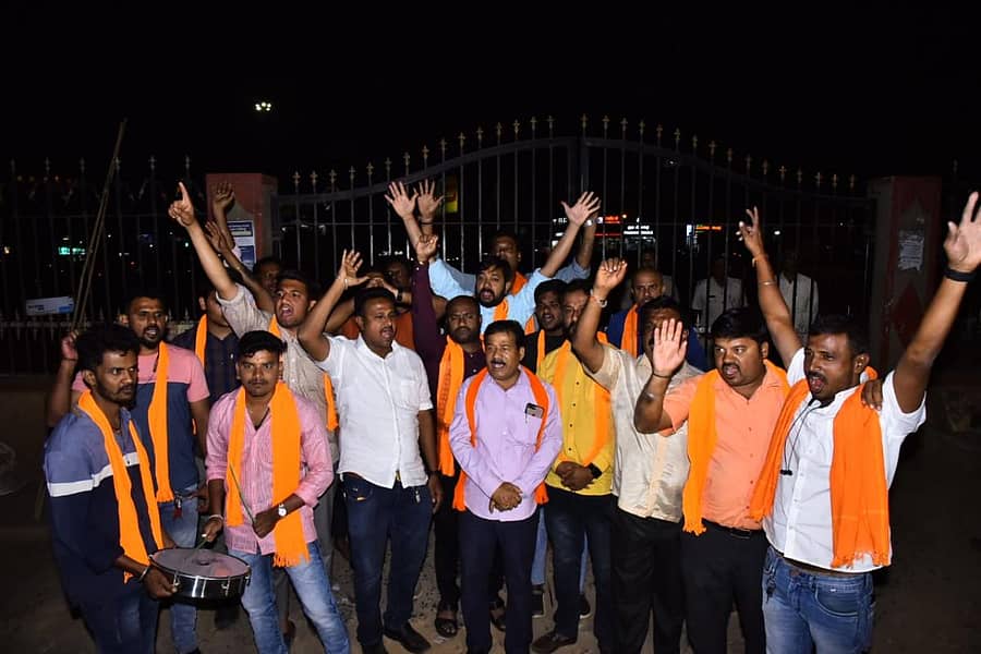 ಹುಬ್ಬಳ್ಳಿ ಈದ್ಗಾ ಮೈದಾನದ ಎದುರು ಬುಧವಾರ ರಾತ್ರಿ ವಿಶ್ವ ಹಿಂದೂ ಪರಿಷತ್ ಹಾಗೂ ರಾಣಿ ಚನ್ನಮ್ಮ ಮೈದಾನ ಗಜಾನನ ಉತ್ಸವ ಮಹಾಮಂಡಳಿ ಸಮಿತಿ ಸದಸ್ಯರು ಪ್ರತಿಭಟನೆ ನಡೆಸಿದರು /ಪ್ರಜಾವಾಣಿ ಚಿತ್ರ