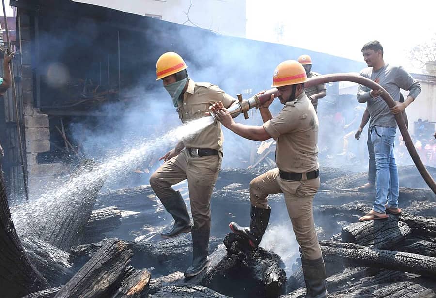 ಬೆಂಕಿ ನಂದಿಸುತ್ತಿರುವ ಅಗ್ನಿಶಾಮಕ ದಳದ ಸಿಬ್ಬಂದಿ