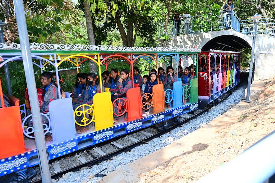ಸ್ಮಾರ್ಟ್ ಸಿಟಿ ಮಿಷನ್ ಆಯೋಜಿಸಿದ್ದ ‘ಸ್ಮಾರ್ಟ್ ಟೂರ್’ ಅಂಗವಾಗಿ ಬಿಬಿಎಂಪಿ ಶಾಲೆಯ ವಿದ್ಯಾರ್ಥಿನಿಯರು ಬಾಲಭವನದಲ್ಲಿ ಪುಟಾಣಿ ರೈಲಿನಲ್ಲಿ ಸಂಚರಿಸಿದರು