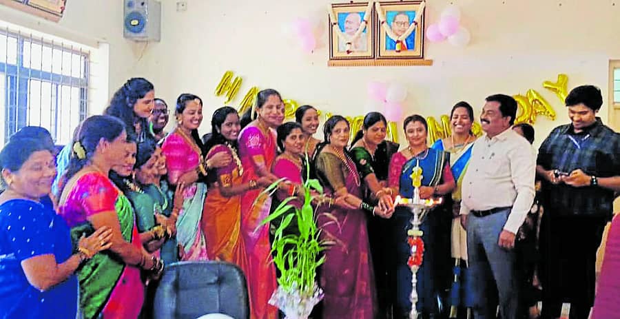 ದೇವನಹಳ್ಳಿಯ ತಾಲ್ಲೂಕು ಕಚೇರಿ ಸಭಾಂಗಣದಲ್ಲಿ ತಾಲ್ಲೂಕು ಆಡಳಿತದಿಂದ ಹಮ್ಮಿಕೊಂಡಿದ್ದ ಅಂತರರಾಷ್ಟ್ರೀಯ ಮಹಿಳಾ ದಿನಾಚರಣೆಯಲ್ಲಿ ತಹಶೀಲ್ದಾರ್‌ ಶಿವರಾಜ್‌, ಗ್ರೇಡ್ 2 ತಹಶೀಲ್ದಾರ್‌ ಉಷಾ ಪಾಲ್ಗೊಂಡಿದ್ದರು