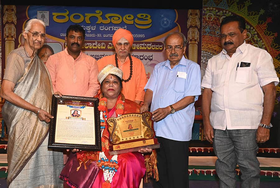 ಕಾರ್ಯಕ್ರಮದಲ್ಲಿ ಶೀಲಾದೇವಿ ಎಸ್. ಮಳೀಮಠ ಅವರನ್ನು ಗೌರವಿಸಲಾಯಿತು. (ಎಡದಿಂದ) ಬಿ.ಟಿ. ಲಲಿತಾ ನಾಯಕ್, ರಂಗೋತ್ರಿ ಮಕ್ಕಳ ರಂಗಶಾಲೆ ಸಂಸ್ಥಾಪಕ ಕೆ.ಎಚ್. ಕುಮಾರ್, ವಿಮರ್ಶಕ ಜಿ. ಅಶ್ವತ್ಥನಾರಾಯಣ, ಶಿವರುದ್ರ ಸ್ವಾಮೀಜಿ ಮತ್ತು ವಿಧಾನ ಪರಿಷತ್ ಮಾಜಿ ಸದಸ್ಯ ಕೆ.ಟಿ. ಶ್ರೀಕಂಠೇಗೌಡ ಇದ್ದಾರೆ. - ಪ್ರಜಾವಾಣಿ ಚಿತ್ರ