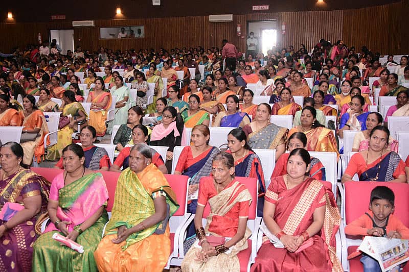 ಚಿತ್ರದುರ್ಗದ ತರಾಸು ರಂಗಮಂದಿರದಲ್ಲಿ ಬುಧವಾರ ನಡೆದ ಅಂತರರಾಷ್ಟ್ರೀಯ ಮಹಿಳಾ ದಿನಾಚರಣೆಯಲ್ಲಿ ಪಾಲ್ಗೊಂಡಿದ್ದ ಮಹಿಳೆಯರು.