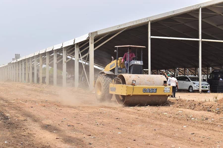 ಪ್ರಧಾನ ಮಂತ್ರಿ ನರೇಂದ್ರ ಮೋದಿ ಭಾಗವಹಿಸುವ ಕಾರ್ಯಕ್ರಮದ ಸ್ಥಳದಲ್ಲಿ ಸಿದರ್ಧತೆ ನಡೆಯುತ್ತಿದೆ