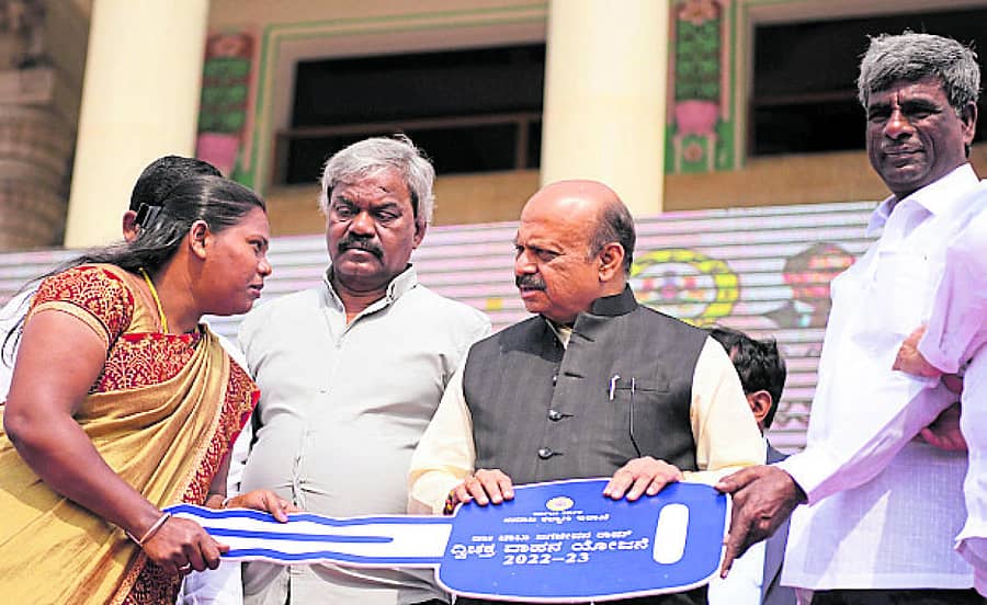 ಫಲಾನುಭವಿಗೆ ದ್ವಿಚಕ್ರ ವಾಹನದ ಕೀಲಿ ಮಾದರಿಯನ್ನು ಮುಖ್ಯಮಂತ್ರಿ ಬಸವರಾಜ ಬೊಮ್ಮಾಯಿ ಹಸ್ತಾಂತರ ಮಾಡಿದರು. ಕೆಎಸ್ಆರ್ಟಿಸಿ ಅಧ್ಯಕ್ಷ ಎಂ.ಚಂದ್ರಪ್ಪ, ಸಮಾಜ ಕಲ್ಯಾಣ ಸಚಿವ ಕೋಟ ಶ್ರೀನಿವಾಸ ಪೂಜಾರಿ ಇದ್ದರು