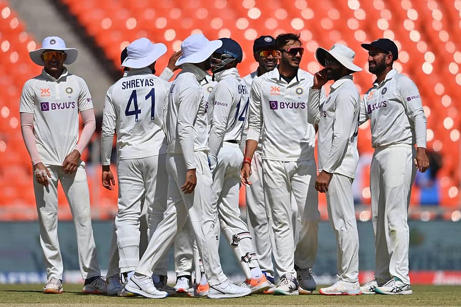 ವಿಕೆಟ್ ಗಳಿಸಿದ ಅಕ್ಷರ್ ಪಟೇಲ್ ಅವರನ್ನು ಅಭಿನಂದಿಸಿದ ಸಹ ಆಟಗಾರರು –ಎಎಫ್ಪಿ ಚಿತ್ರ