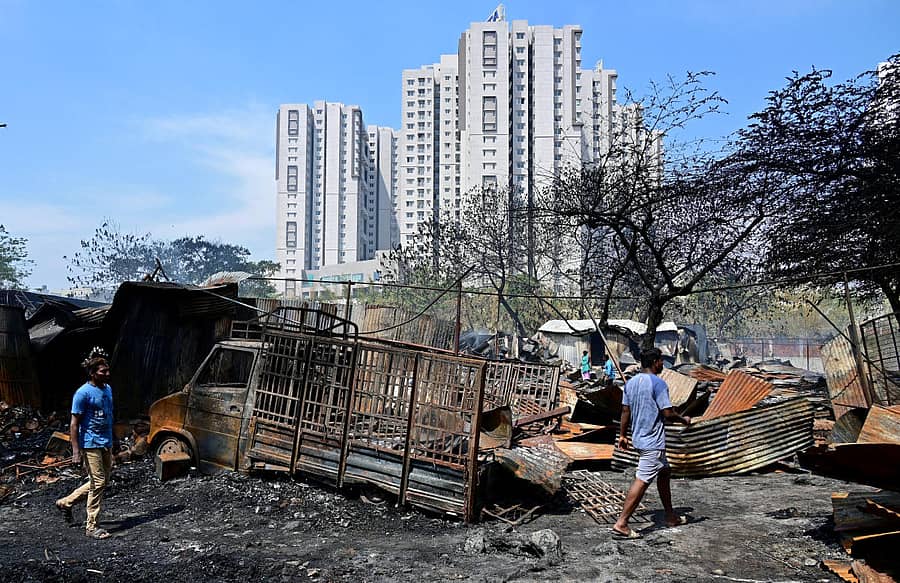 ಪ್ರಮೋದ್ ಬಡಾವಣೆಯ ಗೋದಾಮಿನಲ್ಲಿ ಗುರುವಾರ ರಾತ್ರಿ ಸಂಭವಿಸಿದ ಬೆಂಕಿ ಅವಘಡದಲ್ಲಿ ಸುಟ್ಟಿರುವ ಕ್ಯಾಂಟರ್ ವಾಹನ - – ಪ್ರಜಾವಾಣಿ ಚಿತ್ರ