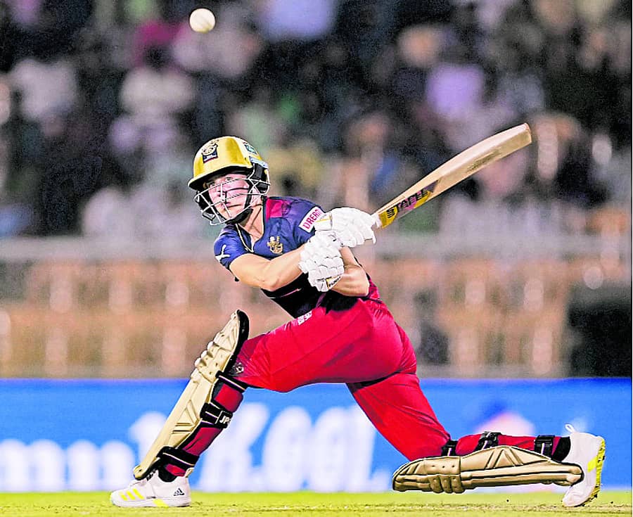 ಆರ್ಸಿಬಿ ತಂಡದ ಬ್ಯಾಟರ್ ಎಲಿಸ್ ಪೆರಿ ಬ್ಯಾಟಿಂಗ್ ವೈಖರಿ –ಪಿಟಿಐ ಚಿತ್ರ