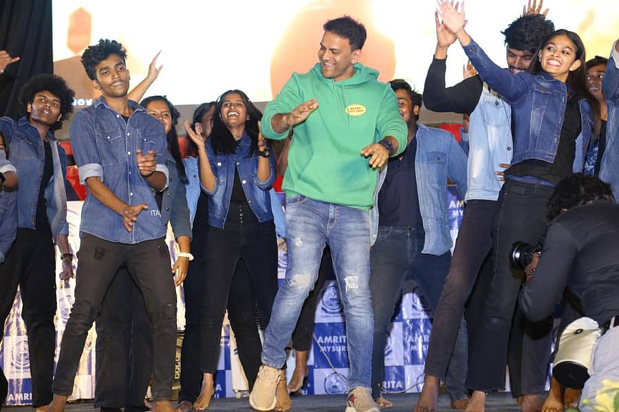 ಮೈಸೂರಿನ ಅಮೃತ ವಿಶ್ವವಿದ್ಯಾಪೀಠಂನ ದೃಶ್ಯ ಸಂವಹನ ವಿಭಾಗದಿಂದ ಶನಿವಾರ ಆಯೋಜಿಸಿದ್ದ ‘ಸಿನಿರಮಾ-2023’ ರಾಷ್ಟ್ರೀಯ ಕಿರುಚಿತ್ರೋತ್ಸವದ ಸಮಾರೋಪ ಸಮಾರಂಭದಲ್ಲಿ ನಟ ಧನಂಜಯ ವಿದ್ಯಾರ್ಥಿಗಳೊಂದಿಗೆ ನೃತ್ಯ ಮಾಡಿದರು