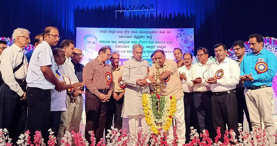 ಕಾರವಾರದ ಜಿಲ್ಲಾ ರಂಗಮಂದಿರದಲ್ಲಿ ಶನಿವಾರ ಆಯೋಜಿಸಿದ್ದ ಮಕ್ಕಳಲ್ಲಿ ಪರೀಕ್ಷೆ ಭೀತಿ ನಿವಾರಣೆಯಲ್ಲಿ ಶಿಕ್ಷಕರ ಪಾತ್ರ ಕಾರ್ಯಾಗಾರವನ್ನು ವಿಧಾನ ಪರಿಷತ್ ಸದಸ್ಯ ಗಣಪತಿ ಉಳ್ವೇಕರ್ ಉದ್ಘಾಟಿಸಿದರು. ವಿಧಾನ ಪರಿಷತ್ ಸಭಾಪತಿ ಬಸವರಾಜ ಹೊರಟ್ಟಿ, ಇತರರು ಇದ್ದರು.