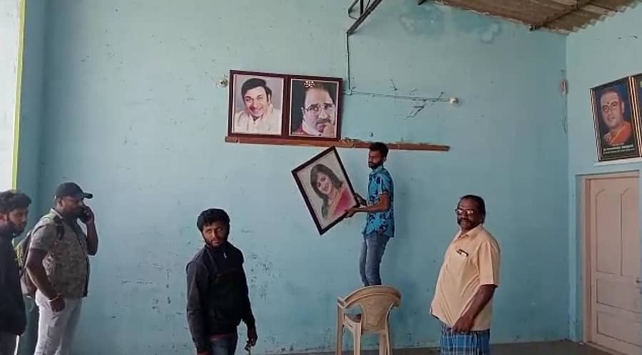 ನಾಗಮಂಗಲ ತಾಲ್ಲೂಕಿನ ಬಿದರಕೆರೆ ಗ್ರಾಮದದ ಪಿ.ಲಂಕೇಶ್ ರಂಗಮಂದಿರಲ್ಲಿ ಹಾಕಿದ್ದ ಸಂಸದೆ ಸುಮಲತಾ ಅವರ ಭಾವಚಿತ್ರವನ್ನು ಗ್ರಾಮದ ಯುವಕರು ತೆರವುಗೊಳಿಸಿದರು