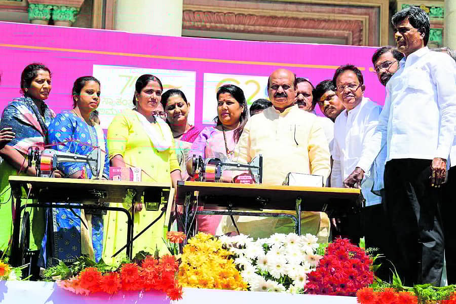 ಹಿಂದುಳಿದ ವರ್ಗಗಳ ನಿಗಮಗಳ ಫಲಾನುಭವಿಗಳಿಗೆ ಮುಖ್ಯಮಂತ್ರಿ ಬಸವರಾಜ ಬೊಮ್ಮಾಯಿ ವಿವಿಧ ಸವಲತ್ತುಗಳನ್ನು ಶನಿವಾರ ವಿತರಿಸಿದರು. ಹಿಂದುಳಿದ ವರ್ಗಗಳ ಕಲ್ಯಾಣ ಸಚಿವ ಕೋಟ ಶ್ರೀನಿವಾಸ ಪೂಜಾರಿ ಇದ್ದರು