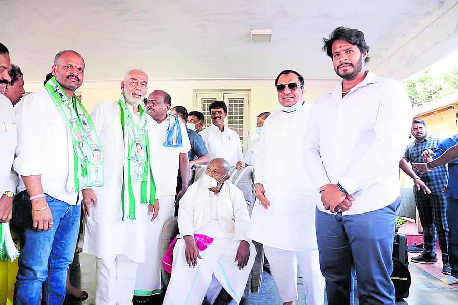 ಹಾಸನದ ಮಾಜಿ ಸಚಿವ ಎ. ಮಂಜು ಬಿಡದಿಯಲ್ಲಿ ಶನಿವಾರ ಎಚ್.ಡಿ. ದೇವೇಗೌಡರ ಸಮ್ಮುಖದಲ್ಲಿ ಜೆಡಿಎಸ್ ಸೇರ್ಪಡೆ ಆದರು. ಎಚ್.ಡಿ. ಕುಮಾರಸ್ವಾಮಿ, ಸಿ.ಎಂ. ಇಬ್ರಾಹಿಂ ಹಾಗೂ ನಿಖಿಲ್ ಕುಮಾರಸ್ವಾಮಿ ಇದ್ದರು