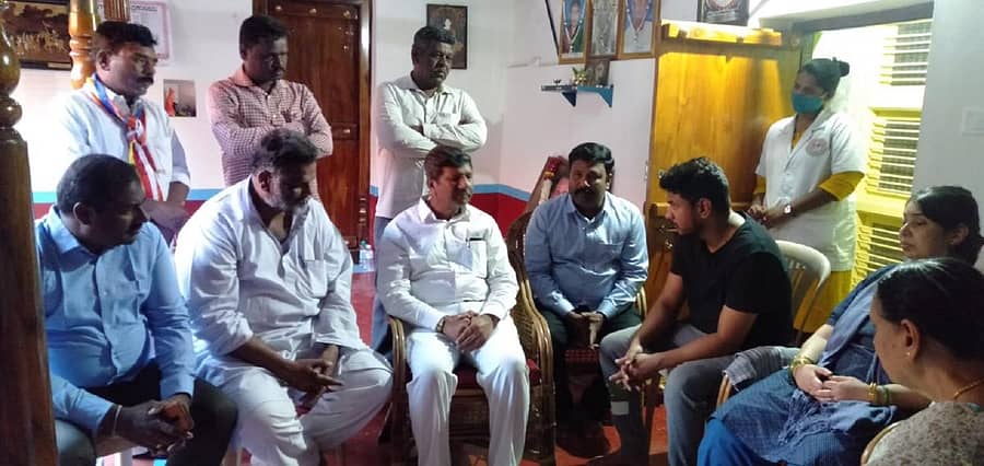 ಡಾ.ಬಿ.ಆರ್.ಅಂಬೇಡ್ಕರ್ ಅವರ ಮೊಮ್ಮಗ ಭೀಮರಾವ್ ಯಶವಂತರಾವ್ ಅಂಬೇಡ್ಕರ್ ಅವರು ಧ್ರುವನಾರಾಯಣ ಅವರ ಮಗ, ಪತ್ನಿ, ಕುಟುಂಬಸ್ಥರಿಗೆ ಸಾಂತ್ವನ ಹೇಳಿದರು