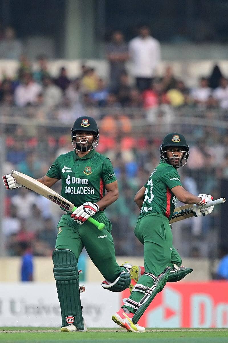 ಮೆಹದಿ ಹಸನ್‌ ಮಿರಾಜ್‌ (ಬಲ) ಮತ್ತು ನಜ್ಮುಲ್‌ ಹೊಸೇನ್‌ ರನ್‌ ಗಳಿಸಿದರು –ಎಎಫ್‌ಪಿ ಚಿತ್ರ