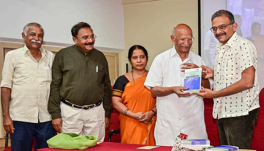 ಕಾರ್ಯಕ್ರಮದಲ್ಲಿ ಬಿ.ಆರ್.ಮಂಜುನಾಥ್ (ಎಡದಿಂದ ಎರಡನೆಯವರು) ಅವರು ಇಂಗ್ಲಿಷ್‌ಗೆ ಅನುವಾದಿಸಿದ ಡಾ.ಜಿ.ರಾಮಕೃಷ್ಣ ಅವರ ‘ಭಗವದ್ಗೀತೆ–ಒಂದು ಅವಲೋಕನ’ ಕೃತಿಯನ್ನು ಕಲಾವಿದ ಟಿ.ಎಂ.ಕೃಷ್ಣ (ಎಡದಿಂದ ಐದನೆಯವರು) ಬಿಡುಗಡೆ ಮಾಡಿದರು. ಸಿದ್ದನಗೌಡ ಪಾಟೀಲ, ಲೇಖಕಿ ವಿನಯಾ ಒಕ್ಕುಂದ, ಡಾ.ಜಿ.ರಾಮಕೃಷ್ಣ ಇದ್ದರು. - – ಪ್ರಜಾವಾಣಿ ಚಿತ್ರ