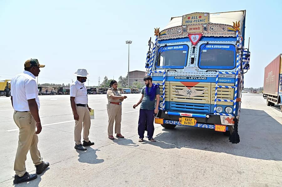 ದಾವಣಗೆರೆಯ ಹೆಬ್ಬಾಳು ಟೋಲ್‌ನಲ್ಲಿ ಹೆದ್ದಾರಿ ಪಥ ಶಿಸ್ತು ಉಲ್ಲಂಘಿಸಿದ ಲಾರಿ ಚಾಲಕನಿಗೆ ಪೊಲೀಸರು ದಂಡ ವಿಧಿಸಿದರು.