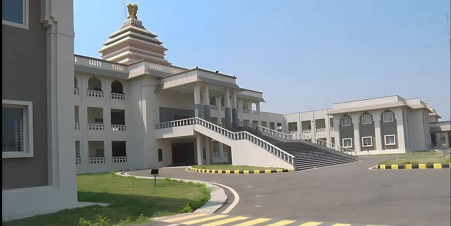 ಬಳ್ಳಾರಿಯ ಅನಂತಪುರ ರಸ್ತೆಯಲ್ಲಿರುವ ಜಿಲ್ಲಾಡಳಿತ ಭವನ ಪ್ರಜಾವಾಣಿ ಚಿತ್ರ– ಮುರಳಿಕಾಂತ ರಾವ್‌