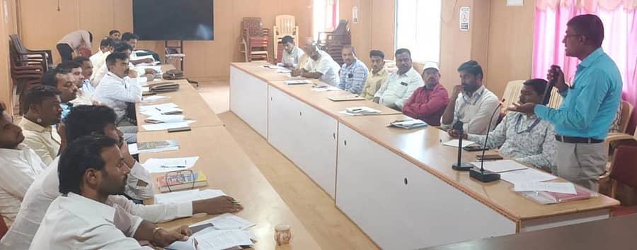 ಕುಷ್ಟಗಿಯಲ್ಲಿ ನಡೆದ ಚುನಾವಣೆ ಮಾದರಿ ನೀತಿ ಸಂಹಿತೆ ಜಾರಿ ಕುರಿತ ಸಭೆಯಲ್ಲಿ ವಿಜಯಕುಮಾರ ಮಾಹಿತಿ ನೀಡಿದರು